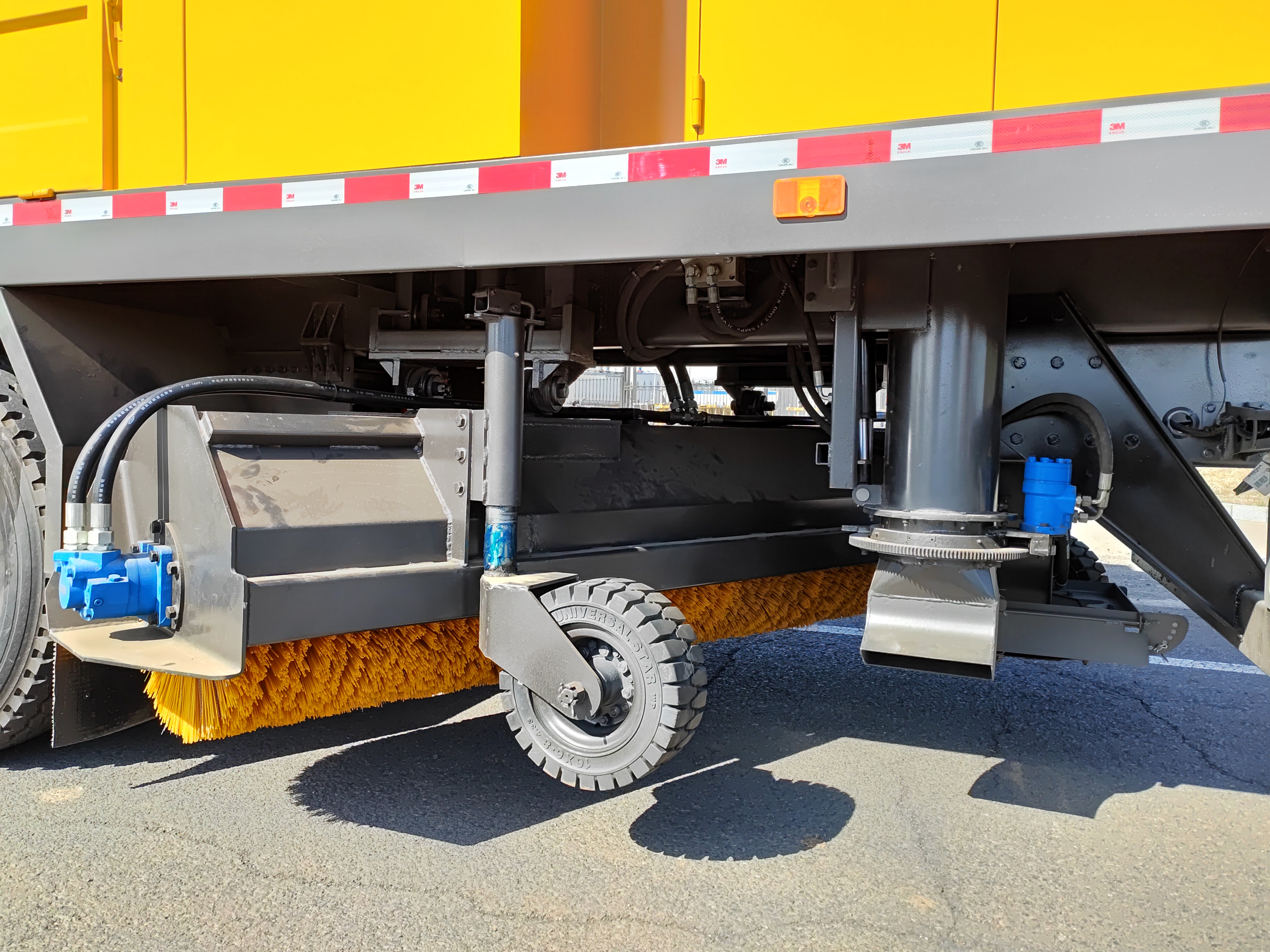 BLD5254TCXZZ6型（25吨）多功能除冰除雪车(图3)